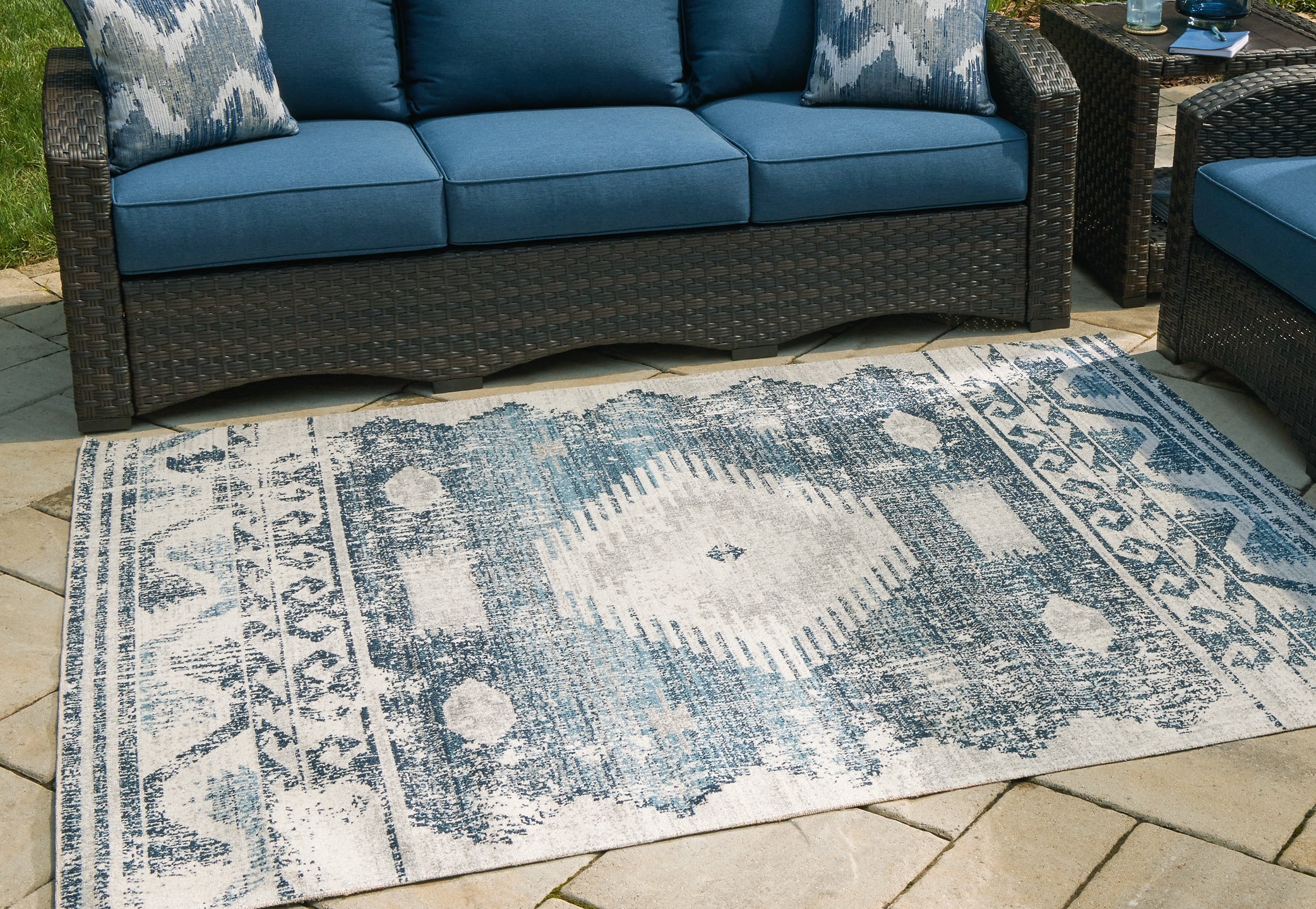 Daddridge Medium Rug – Economy Furniture